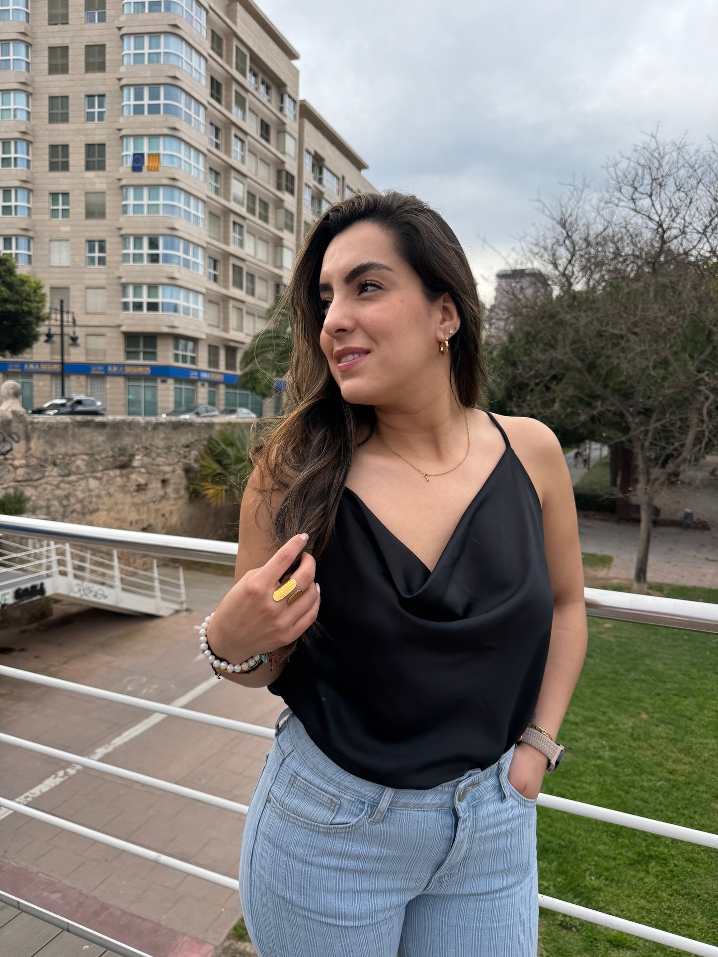 Blusa Lola Satén Negra Talla Grande
